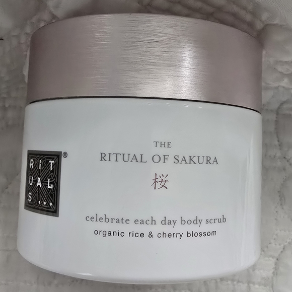 The Ritual Of Sakura Body Scrub - Picture 1 of 3
